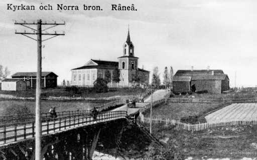 190X Råneå Kyrkan och norra bron.jpg - Norra bron och kyrkan i Råneå. - enligt uppgift passerade den första bilen genom Sverige 1903 på väg mot Haparanda. Här på fotot syns 2 bilar passera Råneå kyrka nedför tingshusbacken söderut. Till höger ses endast taket på tingshuset med 2 skorstenar samt häktet med en skorsten, utanför bild fanns Anton Vitmans fastighet. Till vänster syns likboden och kommunens lagerbyggnad. Fotot bör vara taget strax före 1910.- En anekdot värd att bevara: Då den första bilen passerade Råneå var Karin Holm, kallad Holm katta ute med häst och vagn, hon tog sitt förkläde och täckte hästens huvud och sa: Du ska inte behöva se "oppa" eländet. foto taget före 1910